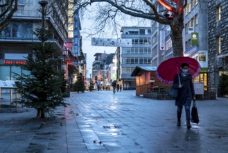 Christmas lockdown in the Corona crisis, empty shopping street, closed shops, hardly any