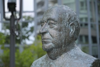 Bust of Helmut Kohl, Street of Remembrance, Spreebogen, Moabit, Mitte, Berlin, Germany, Europe