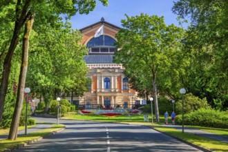 Driveway avenue with the Richard Wagner Festival Theatre of the Bayreuth Festival on the Green