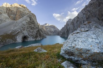 Mountain lake Kol Suu, Sary Beles Mountains, Naryn Province, Kyrgyzstan, Asia