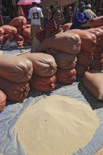 South Ethiopia, market in Jinka, market day, trade with teff, grain, market scene, Ethiopia, Africa