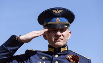 Russian officer salutes at the Soviet memorial on Straße des 17. Juni to commemorate the Soviet