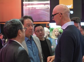 Timotheus Tim Höttges, CEO Deutsche Telekom in dialogue with guests, trade fair stand, MWC Mobile