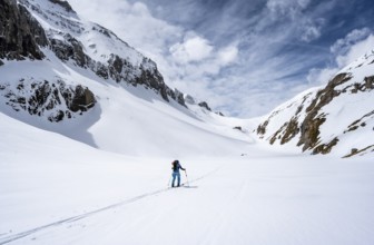 Ski tourers ascending from the Iffigtal to the Wildhornhütte, snow-covered mountain landscape,