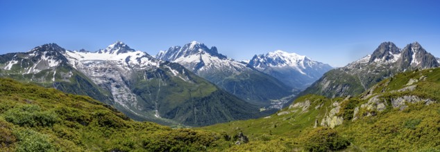 Mountain panorama with glaciated peaks, Aiguille du Midi and Mont Blanc, Aiguille de Mesure and