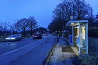 Bus stop Am Treppchen, in the evening, illuminated, Meisenburger Straße, Essen-Schuir, line 142, in