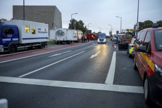 THW (Technisches Hilfswerk and fire brigade) vehicles near the partially collapsed Carola Bridge in