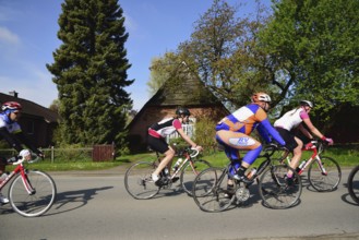 Landhaus, Niedersachsen, Reetdach, Radfahrer im Gang, Sport