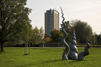 Artwork by Christof Schläger with the title Drei Klangspiralen mit dem Rathaus von Lünen,