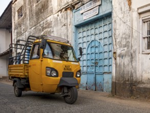 Street scene with yellow auto-rickshaw, Matancherry, Jew Town, Cochin, Kerala, India, Asia