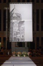 Memorial stone and large photo of the old synagogue at its former location in Kasernenstraße, light