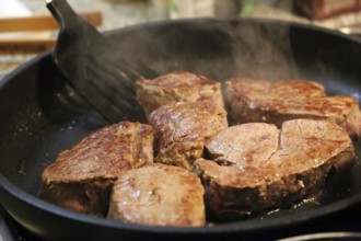 Fry the fillet of beef in a pan