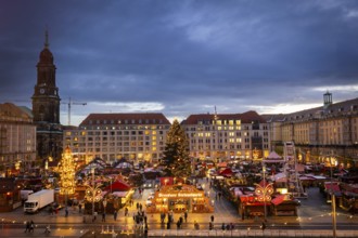 A few days in front of the opening of the Dresden Striezelmarkt, a lighting test was carried out