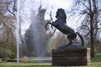 Stuttgarter Rössle, landmark, heraldic animal, fountain, water fountain, Höhenpark Killesberg,