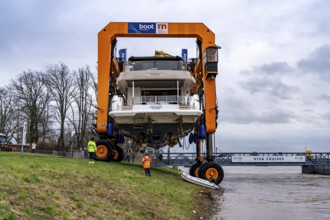 Craning the €6.3 million Sunseeker 88Y motor yacht, weighing 82 tonnes, in preparation for the