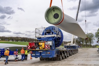 Preparation for the transport of a 68 metre long blade, a wind turbine, with a self-propelled