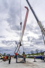 Preparation for the transport of a 68 metre long blade, a wind turbine, with a self-propelled