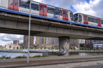 Bridge for the metro railway, harbour basin of the Maashaven, residential buildings in the Kop van