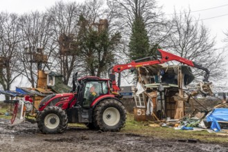 2nd day of the clearing of the hamlet Lützerath, by the police, of tree houses and huts, of climate