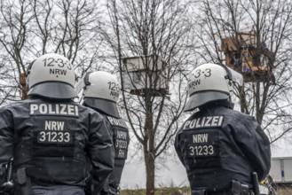 2nd day of the clearing of the hamlet Lützerath, by the police, of tree houses and huts, of climate