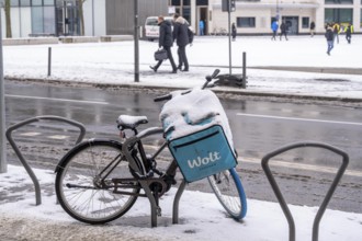 Winter in Frankfurt, Wolt, delivery service by bike, in the banking district, Hesse, Germany,