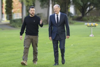 Volodymyr Zelensky (President of Ukraine) is received by Olaf Scholz (Chancellor of the Federal