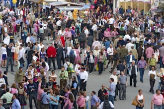 Crowds at the Wies'n, Wiesn, Oktoberfest, Munich, Upper Bavaria, Bavaria, Germany, Europe