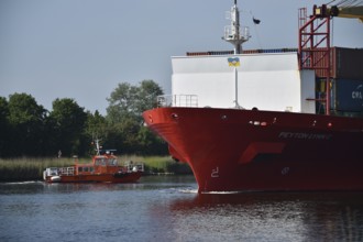 Pilot boat Schülp and container ship Peyton Lynnc in the Kiel Canal, Kiel Canal,