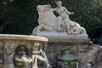 Wittelsbach Fountain, monumental Wittelsbach Fountain by Adolf von Hildebrand, allegory of the