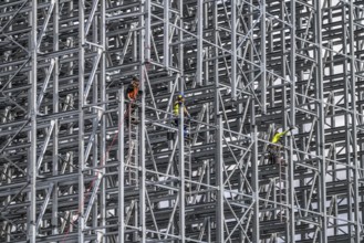 Construction of a high-bay warehouse, storage system for high space utilisation, in steel