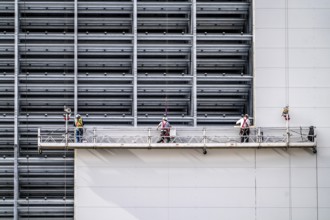 Construction of a high-bay warehouse, storage system for high space utilisation, in steel