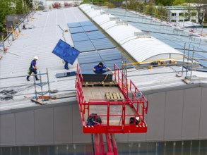 Installation of solar modules on the roof of a commercial enterprise, over 400 photovoltaic modules