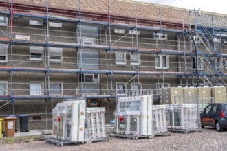 Energy-efficient refurbishment of an apartment block, thermal insulation, new windows and new roof