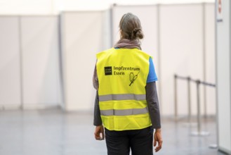 Start in the vaccination centre for corona vaccinations, in a hall of Messe Essen, for people over