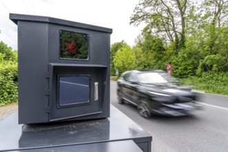 Semi-stationary speed camera on the B227, Hattinger Straße, used by the city of Gelsenkirchen,