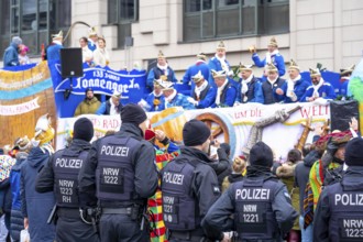 Rose Monday procession in Düsseldorf, street carnival, police operation, police officers secure the