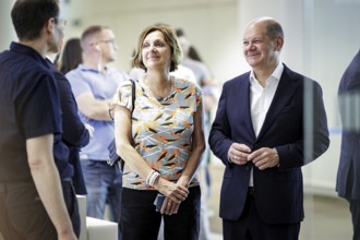 (R-L) Olaf Scholz, Federal Chancellor (SPD), and Britta Ernst join the queue to cast their vote for