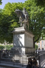 Equestrian monument surrounded by trees in a green area, Paris