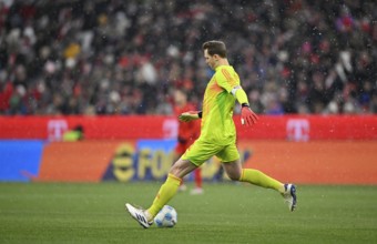 Goalkeeper Manuel Neuer FC Bayern Munich FCB (01) Action on the ball, snowfall, Allianz Arena,