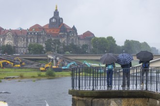 In the early hours of the morning, a section of the Carola Bridge collapsed for unknown reasons.