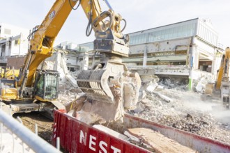 Demolition of the old shopping centre in Dresden-Nickern by the investor Krieger. The new building