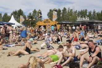 Festival visitors sitting and lying on the beach at the Highfield Festival on Saturday, Störmthaler