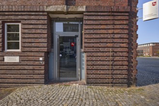 Wilhelmshaven tax office, entrance area, brick architecture, red bricks, blue sky, Paul-Hug-Straße