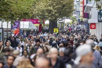 Crowd on the way in the pedestrian zone Königstraße, shopping street in Stuttgart,