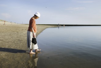 Elderly tourist on the island of Borkum, 19.07.2024