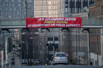 Large banner calls on people to stay at home, demands solidarity, Alfredstraße, B224, effects of