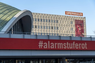 Closed opera house, #alarmstuferot campaign, due to the corona crisis, during the second lockdown,