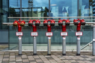 Extinguishing water supply for the fire brigade at a large office building, dry pipes into which