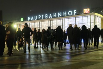 Cologne main station, station forecourt, evening, passers-by on their way, to, from the station,