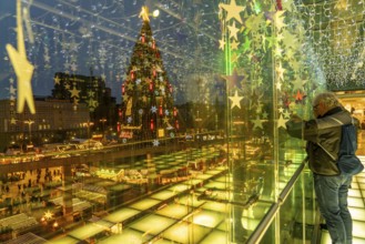 Christmas market in Dortmund, Hansaplatz, view from a pedestrian gallery between 2 department